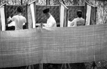 Suasana pemungutan suara di Pemilu pertama Indonesia, 1955. 