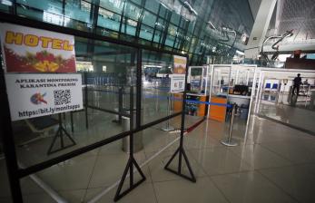 Suasana pos pengecekan akhir kedatangan luar negeri sebelum proses karantina terpantau sepi di Terminal 3 Bandara Soekarno Hatta, Tangerang, Banten, Kamis (24/3/2022). Pemerintah lewat Surat Edaran (SE) Gugus Tugas No 15 tahun 2022 tentang protokol kesehatan perjalanan luar negeri dalam masa pandemi menghapus wajib karantina bagi WNI dan WNA pelaku perjalanan luar negeri (PPLN) yang tiba di Indonesia dengan syarat telah divaksinasi COVID-19 lengkap dan booster.