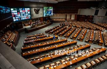 Suasana Rapat Paripurna DPR RI Ke-2 Masa Persidangan I Tahun Sidang 2021-2022 di Kompleks Parlemen, Senayan, Jakarta, Kamis (19/8/2021). Rapat paripurna tersebut beragendakan penyampaian pandangan Fraksi-Fraksi atas RUU tentang pertanggungjawaban atas pelaksanaan pemandangan umum Fraksi-Fraksi atas RUU APBN TA 2020 dan penyampaian pemandangan umum Fraksi-Fraksi atas RUU APBN TA 2022 beserta Nota Keuangan. 