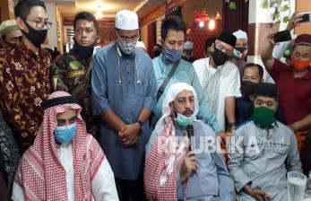 Syekh Ali Jaber berikan klarifikasi atas kejadian penusukan dirinya di Bandar Lampung, Senin (14/9). 