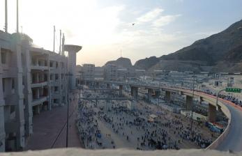 Tampak arus jamaah haji seluruh dunia termasuk Indonesia melintas di jalur bawah. Mereka berjalan menuju tempat melontar jumrah di hari kedua, Ahad (10/7/2022). 