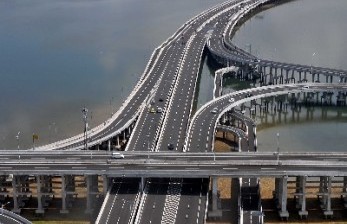 Jalan tol Bali Mandara. BUMN berkomitmen penuh mendorong ekosistem terintegrasi dengan dasar energi hijau. Ilustrasi.