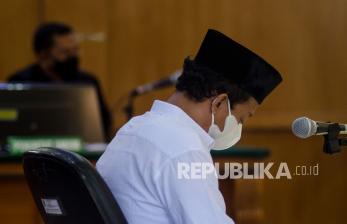 Terpidana kasus kekerasan seksual terhadap anak Herry Wirawan mendengarkan putusan majelis hakim saat menjalani sidang vonis di Pengadilan Negeri Bandung, Jawa Barat, Selasa (15/2/2022). Majelis hakim Pengadilan Negeri (PN) Bandung menjatuhkan vonis pidana seumur hidup kepada Herry Wirawan atas kasus pemerkosaan 13 santriwati dibawah umur sekaligus diminta membayar restitusi (santunan) kepada para korban.