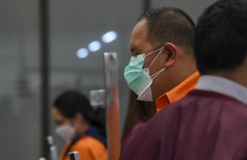 Tersangka yang merupakan Ketua KSP Indosurya Cipta Henry Surya (kanan) dan Direktur Keuangan KSP Indosurya Cipta June Indria (kiri) dihadirkan saat rilis pengungkapan penipuan dan penggelapan dana Koperasi Simpan Pinjam (KSP) Indosurya Cipta di Bareskrim Mabes Polri, Jakarta, Selasa (1/3/2022). Direktorat Tindak Pidana Ekonomi dan Khusus (Dittipideksus) Bareskrim Polri menahan pendiri sekaligus Ketua KSP Indosurya Cipta Henry Surya dan Direktur Keuangan KSP Indosurya Cipta June Indria serta menetapkan Direktur Operasional KSP Indosurya Suwito Ayub masuk dalam Daftar Pencarian Orang (DPO) karena mangkir dalam pemanggilan untuk dimintai keterangan pada pekan lalu.