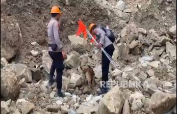 Asa Seorang Ayah Ditengah Pencarian Korban Longsor Gunung Kuda