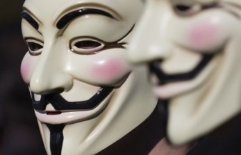 Topeng Guy Fawkes yang dijadikan simbol wajah grup hacktivist, Anonymous. Anonymous Gempur Rusia Lewat Serangan Siber