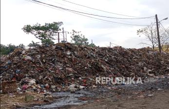 Tumpukan Sampah Menggunung di Pasar Caringin, Bau Menyengat Tercium Hingga ke Jalan Raya