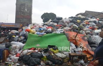 Tumpukan Sampah Menggunung di Pasar Gegerkalong Bandung