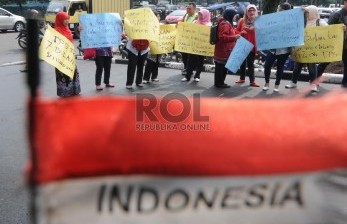 Tuntut TPG TK: Sejumlah guru TK non PNS melakukan aksi unjuk rasa menuntut pencairan penuh tunjangan profesi guru (TPG) di depan Gedung DPRD Jabar, Kota Bandung. (Ilustrasi)