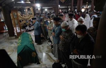 Umat Islam melaksanakan shalat jenazah saat prosesi penyemayaman Alm. Buya?Ahmad Syafii Maarif di Masjid Gede Kauman, Yogyakarta, Jumat (27/5/2022). Ketua Pimpinan Pusat Muhammadiyah Tahun 1998-2005, Buya?Ahmad Syafii Maarif?wafat pada Jumat (27/5/2022) pukul 10.15 WIB di RS PKU Muhammadiyah Gamping, Sleman, Daerah Istimewa Yogyakarta (DIY) karena sakit. 