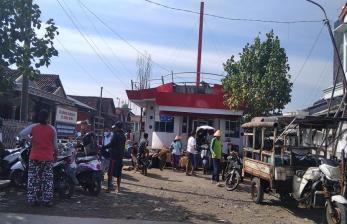 Unit Manager Communication, Relations, & Corporate Social Responsibility (CSR) Pertamina Pemasaran Regional Jawa Bagian Tengah, Brasto Galih Nugroho mengatakan Pertamina berkomitmen untuk menyalurkan bahan bakar mesin (BBM) bersubsidi jenis Solar untuk masyarakat, khususnya untuk nelayan melalui Stasiun Pengisian Bahan Bakar Umum Nelayan (SPBUN) di Kendal. 