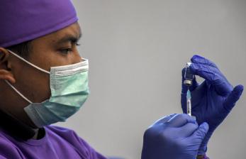 Vaksinator bersiap untuk melakukan vaksinasi saat vaksinasi Covid-19 (ilustrasi)