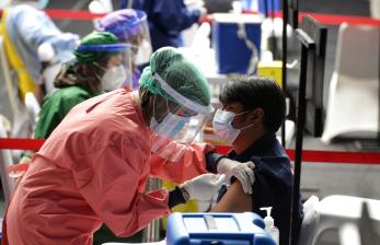 Vaksinator menyuntikkan vaksin Covid-19 kepada awak media di Hall Basket Senayan, komplek Gelora Bung Karno, Jakarta. Pemerintah juga sudah mengatur mekanisme bagi vaksin mandiri dalam program Vaksin Gotong Royong.