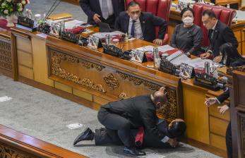 Wakil Ketua Badan Anggaran (Banggar) DPR Muhidin Muhammad Said dibantu staf sekjen saat terjatuh usai memberikan laporan hasil pembahasan RAPBN 2023 kepada pimpinan di Rapat Paripurna ke-26 Masa Persidangan V Tahun Sidang 2021-2022 di Gedung Nusantara III, Kompleks Parlemen, Senayan, Jakarta, Kamis (30/6/2022).