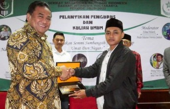 Wakil Ketua DPR Rachmat Gobel menerima cindramata dari Ketua Umum SEMMI Daerah Istimewa Yogyakarta, Komarudin Souwakil usai mengisi kuliah  umum di depan aktivis mahasiswa.
