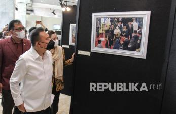Wakil Ketua DPR Sufmi Dasco Ahmad (kedua kiri) mengamati karya foto pada Pameran Warna-Warni Parlemen X di Gedung Nusantara II, Kompleks Parlemen, Senayan, Jakarta, Selasa (23/11/2021). Pameran yang menampilkan 101 karya dari 20 wartawan foto parlemen tersebut bertema Bersatu Lawan Pandemi dan akan berlangsung hingga 30 November 2021. 