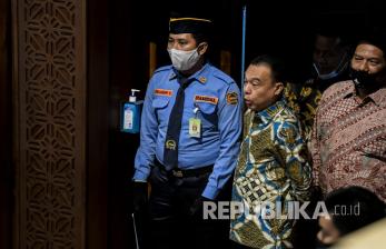 Wakil Ketua DPR Sufmi Dasco Ahmad (tengah)