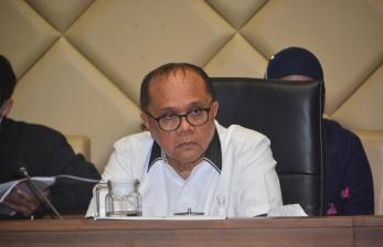 Wakil Ketua Komisi II DPR RI, Junimart Girsang, mengatakan DPR meminta jalur pengangkatan pegawai pemerintah dengan perjanjian kerja (PPPK), dihentikan sementara.
