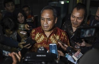 Anggota Komisi III DPR Benny K Harman (tengah).