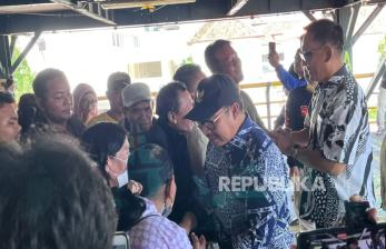 Hasto tak Kuasa Tahan Tangis Dengar Keluhan Jukir-Pedagang Terdampak Relokasi 