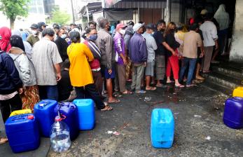 Warga antre membeli minyak goreng curah di Pasar Johar, Semarang, Jawa Tengah.