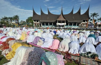 Padang Larang Sholat Id di Lapangan dan Rumah Ibadah. Warga melaksanakan Shalat Idul Fitri, di Lapangan Imam Bonjol, Padang, Sumatra Barat.  