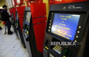 Warga melakukan transkasi menggunakan mesin ATM Himpunan Bank-Bank Milik Ngara (Himbara) di Pasar Tanah Abang, Jakarta, Ahad (9/10). DPR menilai tidak tepat menugaskan kepada Himbara sebagai penyangga likuiditas bank sistemik apapun alasannya. Hal tersebut bukan tugas dan tanggung jawab Himbara. 