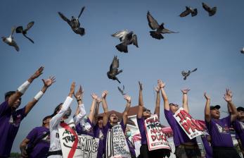 Warga melepaskan burung merpati saat melakukan aksi damai memperingati Hari Anti Perdagangan Manusia se-Dunia di Titik Nol KM, Yogyakarta, Ahad (31/7/2022). Aksi yang digagas oleh Lembaga Perlindungan Saksi dan Korban (LPSK) itu mengkampanyekan anti perdagangan manusia menyusul masih tingginya kasus tindak pidana perdagangan orang (TPPO) di Indonesia. 