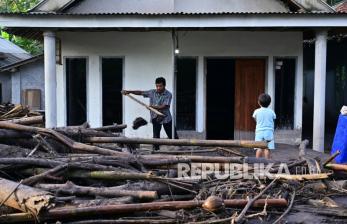 Warga membersihkan material lahar hujan Gunung Semeru yang masuk ke dalam rumahnya di Kebondeli Utara, Candipuro, Lumajang, Jawa Timur, Jumat (17/12/2021). Pasca terjadinya erupsi Gunung Semeru pada kamis (16/12) dan disusul banjir lahar hujan mengakibatkan perkampungan itu yang sebelumnya aman menjadi terdampak dikarenakan aliran sungai tertutup material lahar. 