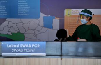 Warga menjalani tes Covid-19 swab PCR di bandara. Ilustrasi.