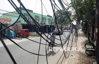 Pemkot Tangsel Rapikan Kabel Semrawut di Lima Ruas Jalan