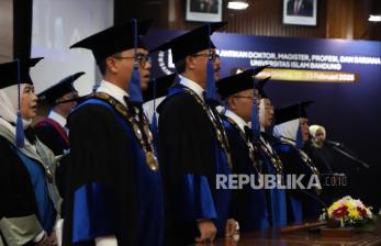 Unisba Wisuda 1.400 Mahasiswanya, Ini Pesan Rektor ke Generasi Milenial