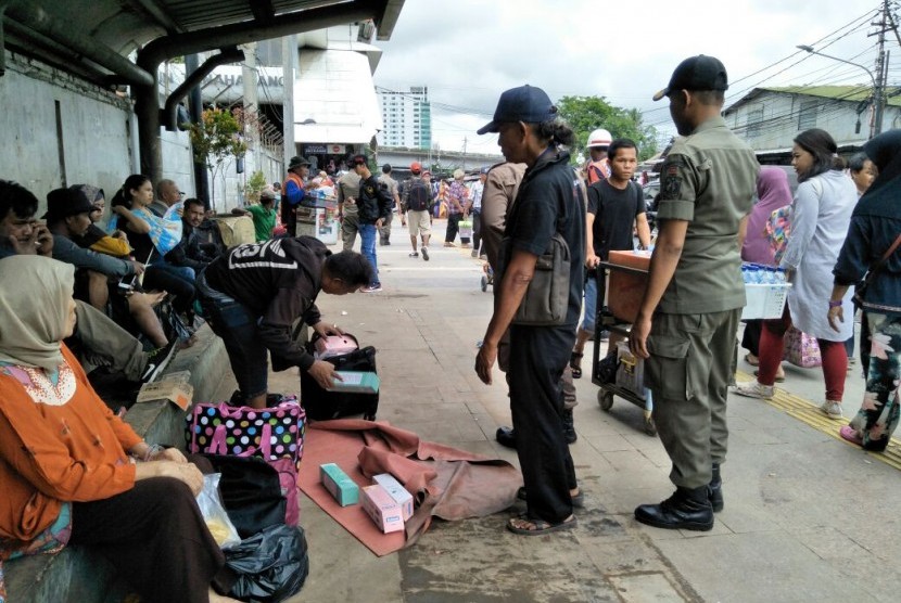 [1:17 PM, 11/7/2017] +62 818-268-853: Pedagang Kaki Lima (PKL) kawasan Tanah Abang menyingkir saat ditertibkan petugas Satpol PP, Selasa (7/11). 