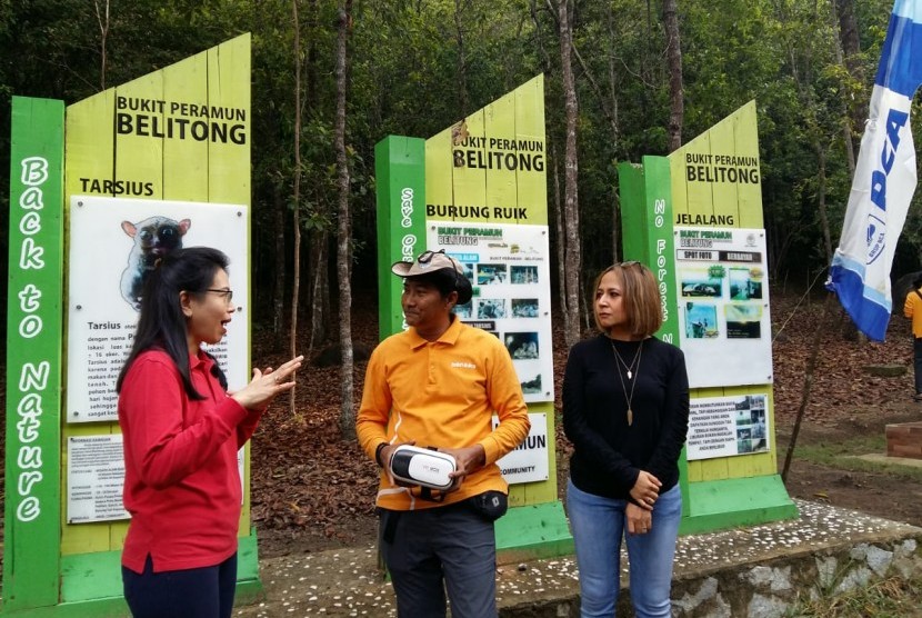 (1) Executive Vice President CSR BCA. Inge Setiawati (kiri), Adie Darmawan (Penanggung Jawab Bukit Peramun (tengah), Exevutive Vice President Secretariat and Corporate Communication, Hera F Haryn berbincang saat kunjungan ke Desa Wisata Bukit Peramun, Belitung, Sabtu (9/11/2019).  