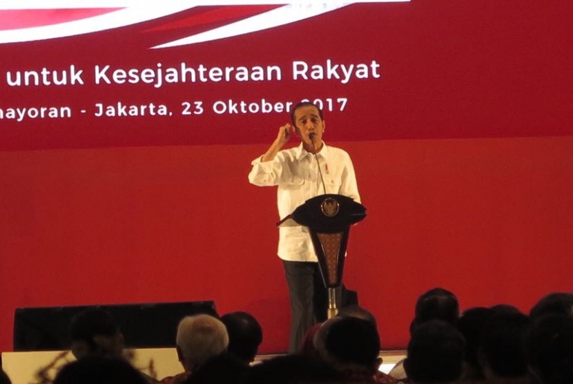 Presiden Joko Widodo memberikan arahan pada Rembuk Nasional di Jiexpo Kemayoran, Senin (23/10) malam. 