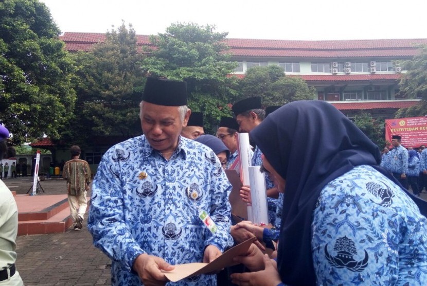 Rektor Universitas Pembangunan Nasional Veteran Jakarta (UPNVJ) Eddy S. Siradj saat memberikan atribut PIKIR secara simbolis kepada seluruh perwakilan staff UPNVJ, Jumat (19/1).