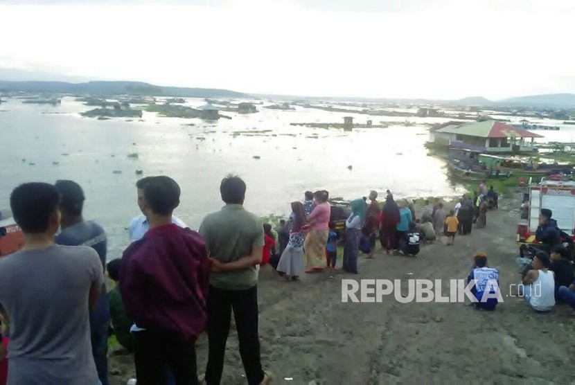 [20:39, 21/12/2017] +62 821-5785-1116: Warga Kecamatan Maniis, Purwakarta, turut menyaksikan proses pencarian enam korban perahu tenggelam di Waduk Cirata, Kamis (21/12). 