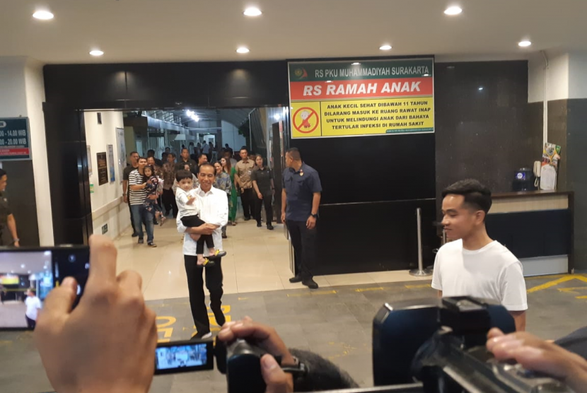 Presiden Joko Widodo menggendong cucu pertamanya, Jan Ethes, seusai menjenguk menantunya, Selvi Ananda, yang baru saja menjalani persalinan di Rumah Sakit PKU Muhammadiyah Solo, Jumat (15/11) malam.