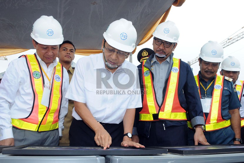   Wapres Boediono (kedua kiri) meninjau lokasi pembangunan Terminal Peti Kemas Kalibaru di Pelabuhan Tanjung Priok, Jakarta Utara, Senin (13/1). (Republika/Aditya Pradana Putra)