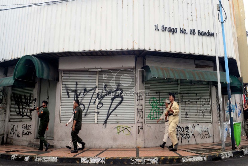  Pasukan Angkatan Perang Ratu Adil (APRA) melintasi jalan Braga pada reka ulang sejarah penembakan Letkol Adolf Lembong, Bandung, Jabar, Ahad (19/1). (Septianjar Muharam)