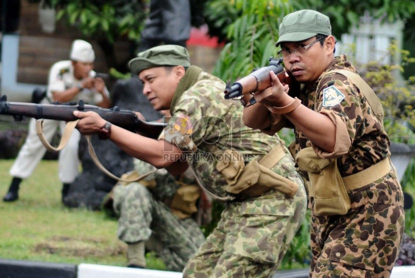  Pasukan Angkatan Perang Ratu Adil (APRA) menyerang markas TNI pada reka ulang sejarah penembakan Letkol Adolf Lembong di Museum Mandala Wangsit Siliwangi Bandung, Ahad(19/1). (Septianjar Muharam)