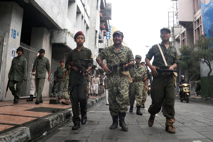  Sejumlah pasukan Angkatan Perang Ratu Adil (APRA) melintasi jalan Braga pada reka ulang sejarah penembakan Letkol Adlof Lembong, Bandung, Ahad (19/1).  (Septianjar Muharam)