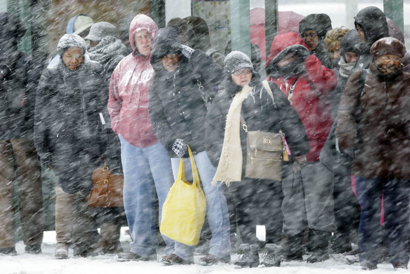  Antrean warga yang menunggu bus saat badai salju di Philadelphia.