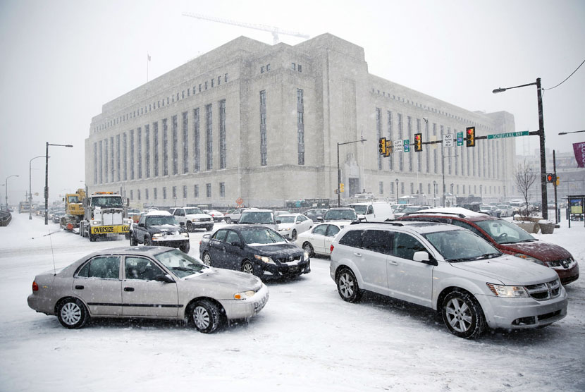   Kemacetan arus lalu lintas yang terjadi akibat badai salju di Philadelphia, Selasa (21/1) waktu setempat.    (AP/Matt Rourke)