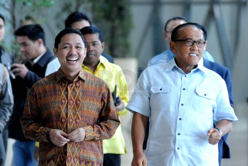 Presiden PKS Anis Matta (kiri) bersama Ketua Umum Partai Golkar Aburizal Bakrie saat melakukan pertemuan politik di Jakarta, Rabu (22/1).    (Republika/Wihdan Hidayat)