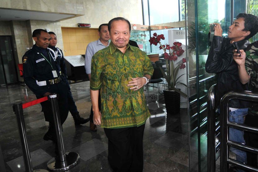   Ketua Komisi VII DPR Sutan Bhatoegana usai menjalani pemeriksaan penyidik di Gedung KPK, Jakarta, Kamis (23/1).    (Republika/Wihdan Hidayat)