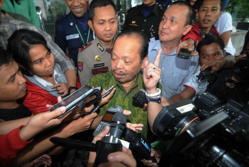  Ketua Komisi VII DPR Sutan Bhatoegana menjawab pertanyaan pers usai menjalani pemeriksaan penyidik di Gedung KPK, Jakarta, Kamis (23/1).    (Republika/Wihdan Hidayat)