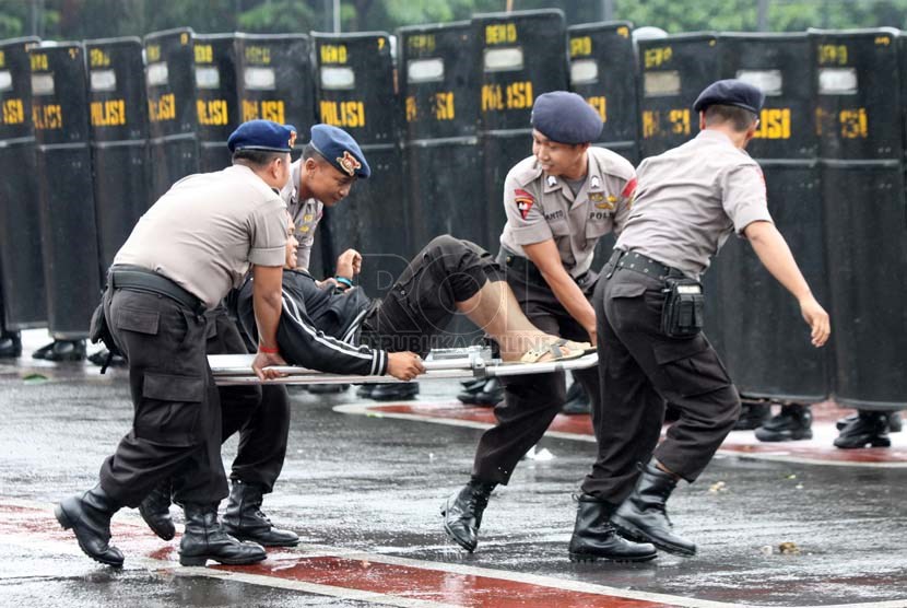  Anggota Kepolisian melakukan simulasi pengamanan pemilu di halaman Polda Metro Jaya, Jakarta Pusat, Kamis (23/1).    (Republika/Yasin Habibi) 