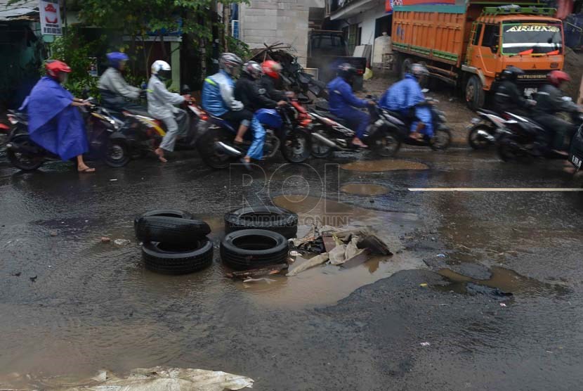  Tumpukan ban bekas disimpan di sebuah lubang akibat genangan air hujan di jalan PLN, Duren Tiga, Jakarta Selatan, Kamis (23/1).    (Republika/Agung Supriyanto)