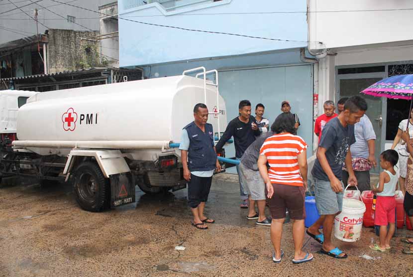  PMI mendistribusikan air bersih sebanyak lima ribu liter kepada warga korban banjir di Kelurahan Kapuk Muara, Kecamatan Penjaringan, Jakarta Utara, Jum’at (24/1).    (dok.PMI)